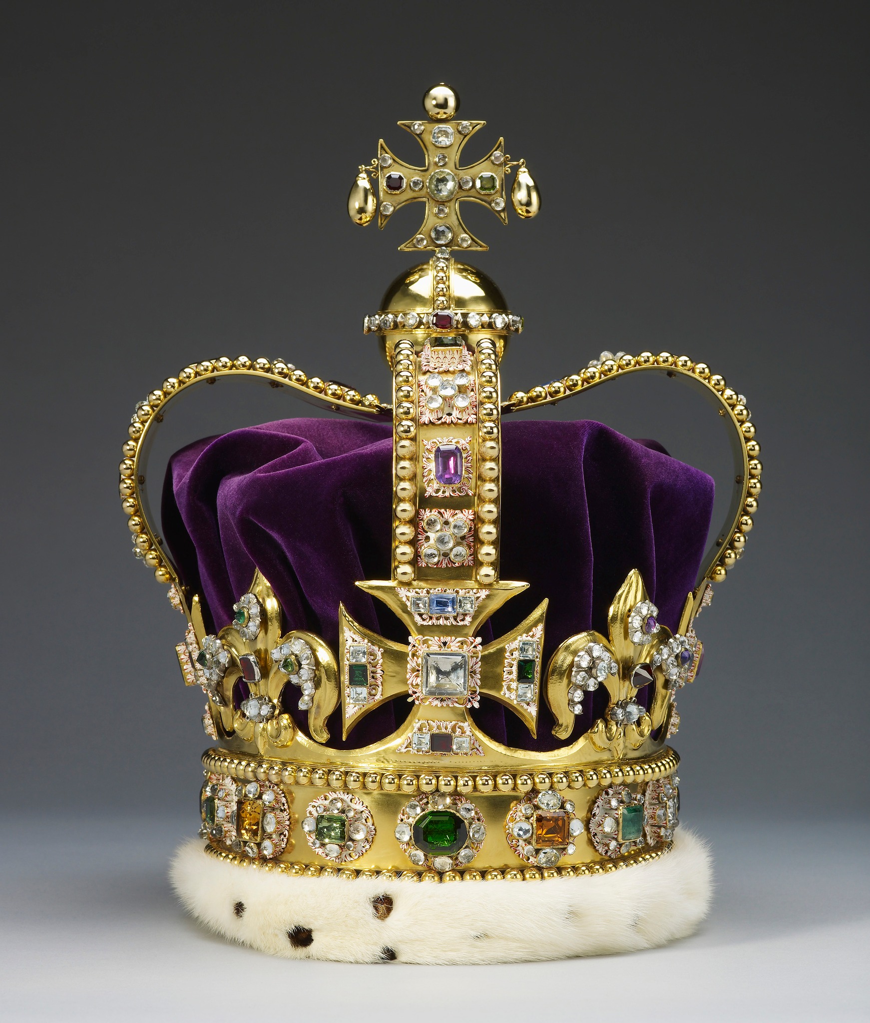 聖愛德華皇冠，最早可追溯至11世紀。（圖／翻攝自FB@The Royal Family）